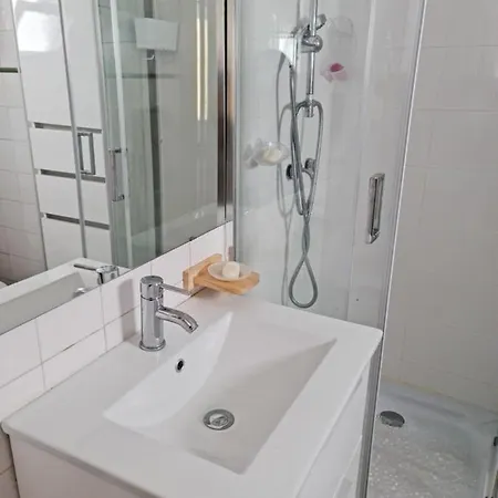 Amor De Verao, T2 Central A 50 Mts Da Praia C/tv 아파트 *